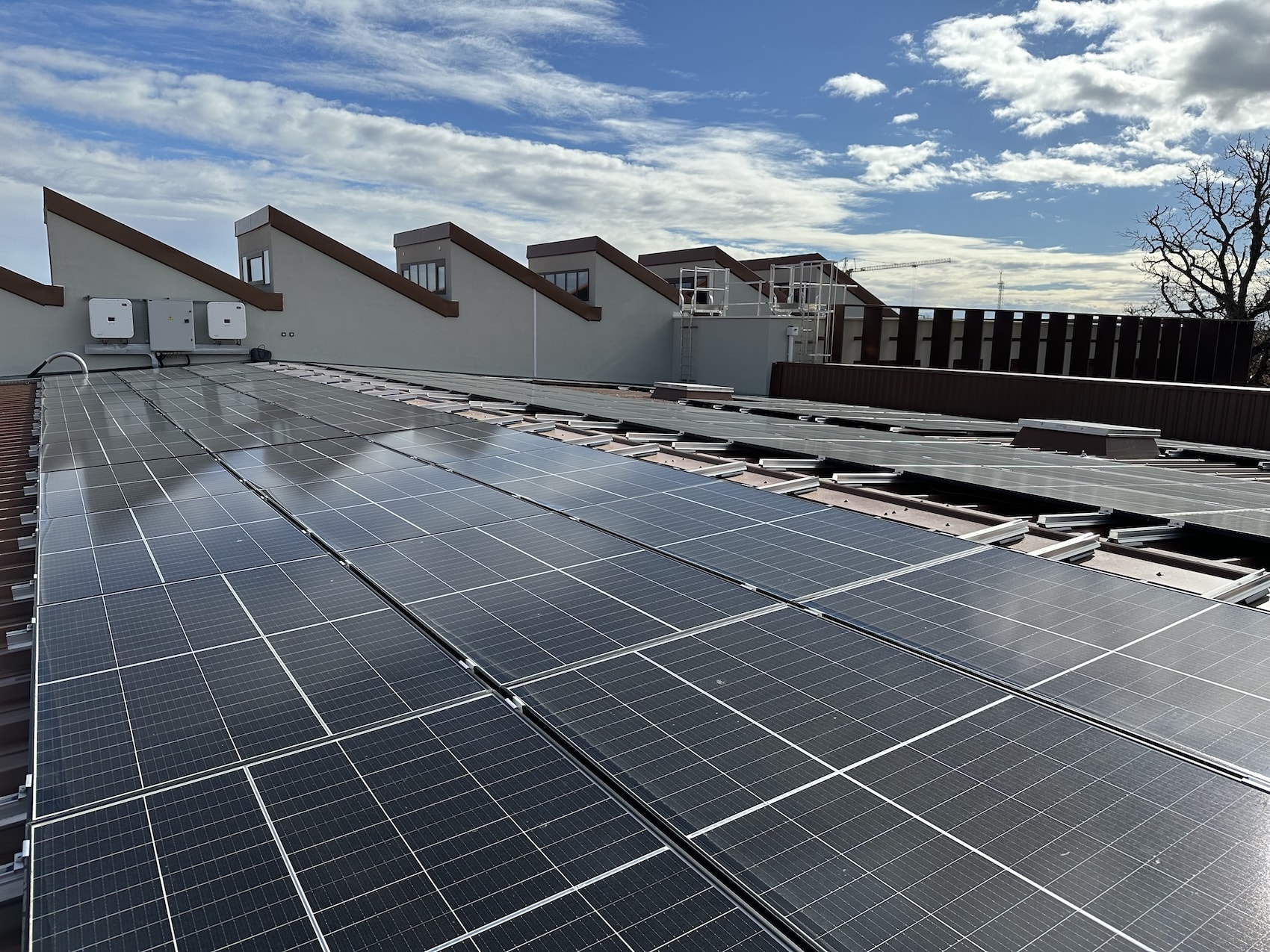 Couverture solaire en surimposition sur la toiture du Centre de Déminage