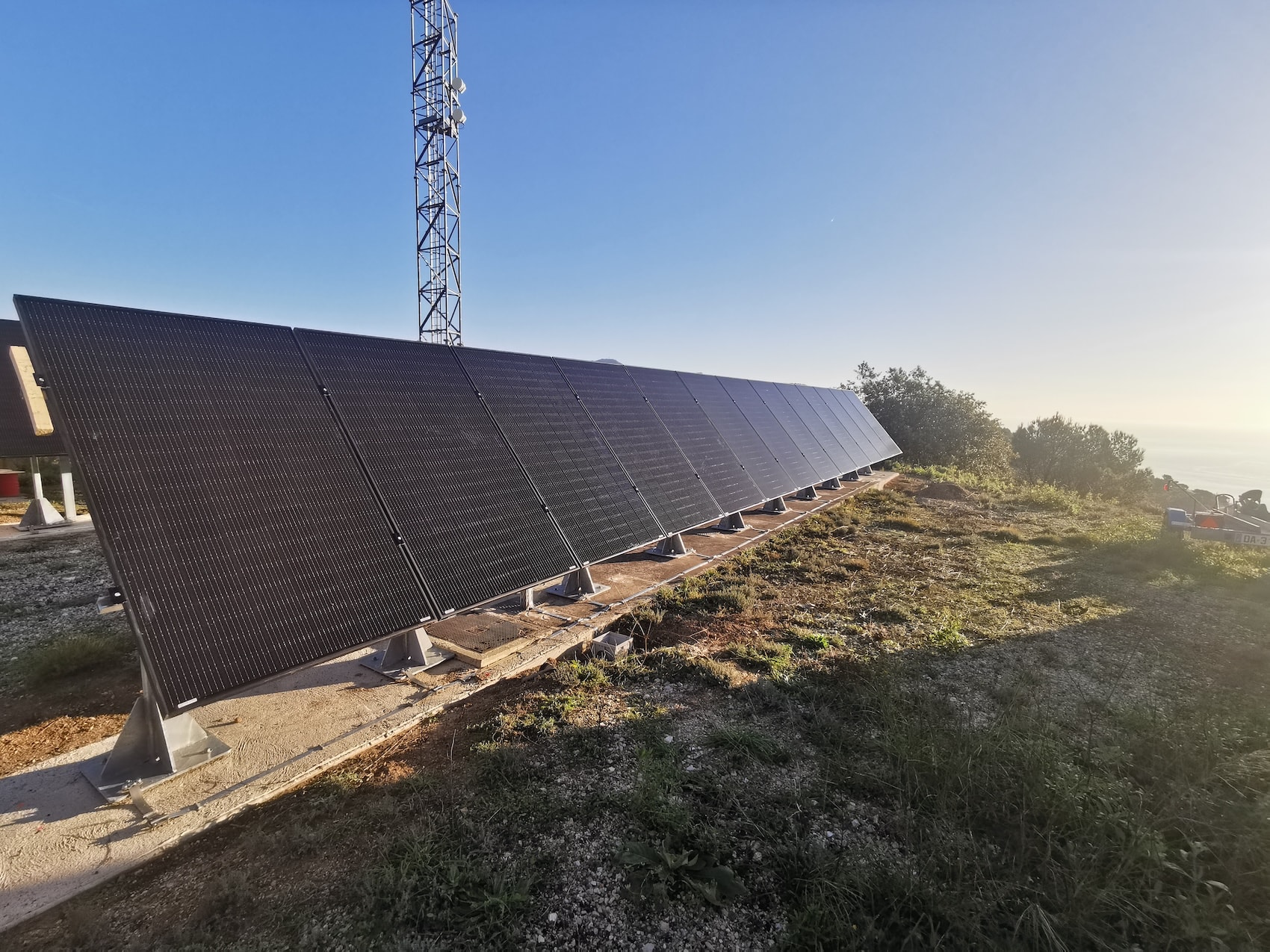 Installation de 12,8 kWc raccordée en site isolé sur la station au sommet du Mont Leuze