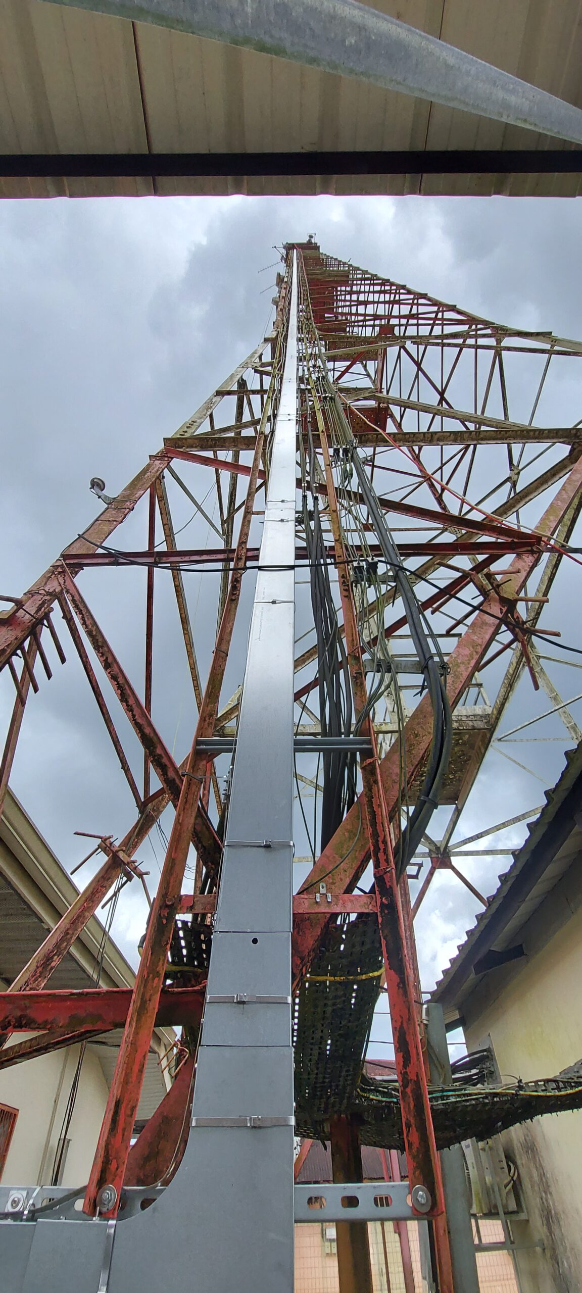 Mise en place du cheminement entre le bas du pylône et les antennes. Hauteur totale : 75m