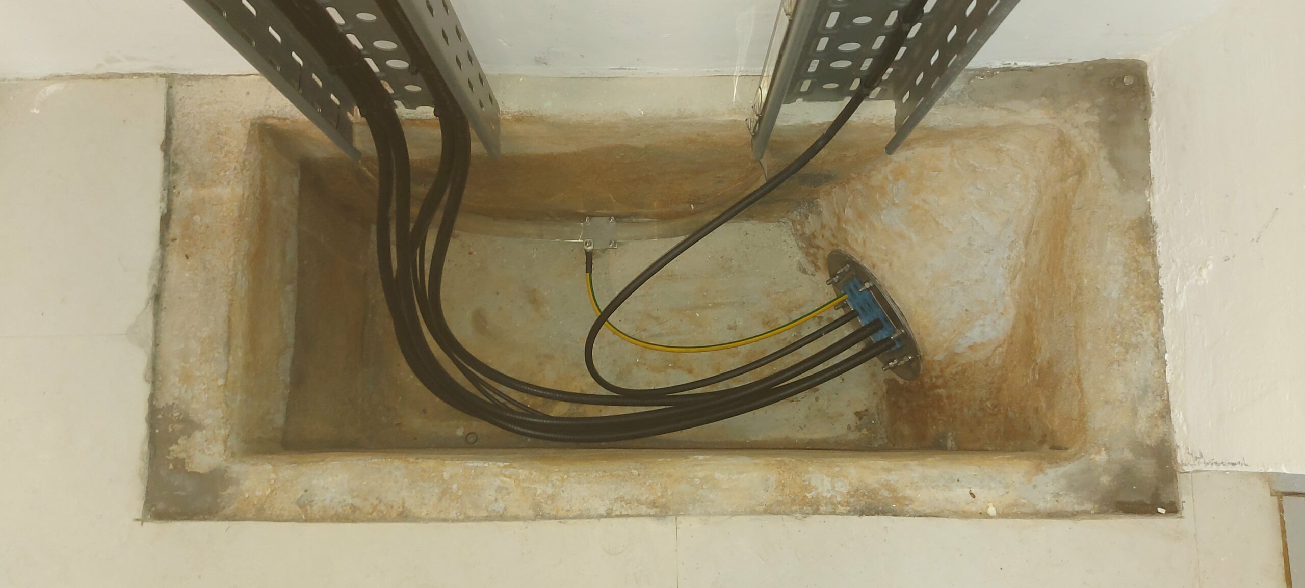 Mise en place de module d’étanchéité entre l’extérieur et l’intérieur du local technique pour câbles coaxiaux.